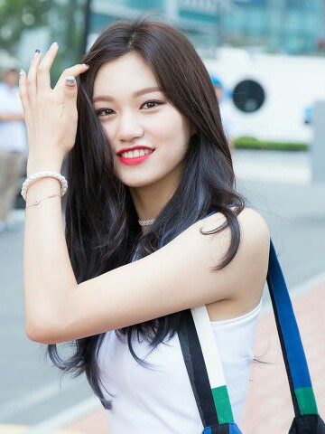 Kim Do-yeon arriving at SBS MTV's The Show in August 2016, during her time in I.O.I.