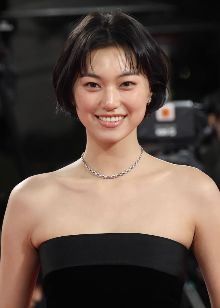 Kim Do-yeon on the Blue Dragon Film Awards red carpet in November 2025, the night she won best new actress.