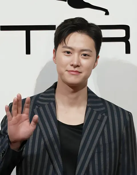 240827 Gong Myung (ETRO Photo wall).png