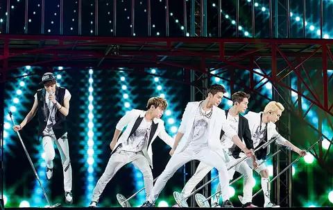 Shinee at the MBC Korean Music Wave in Bangkok 2013 06.jpg