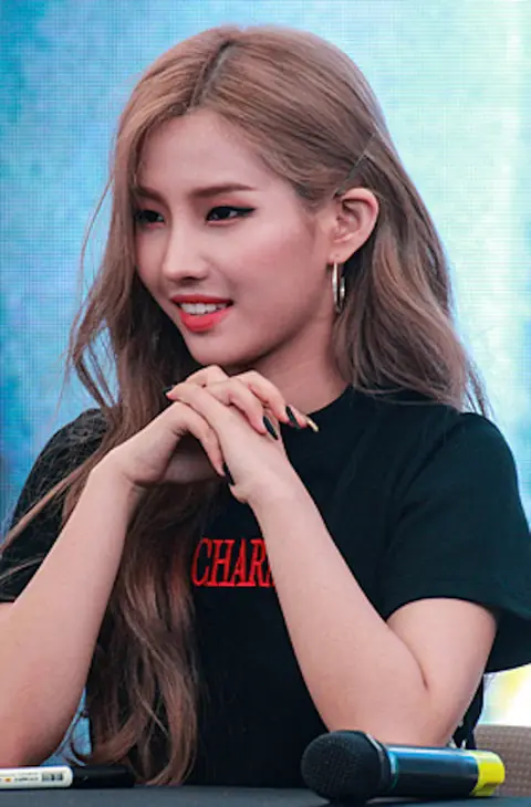 6월 2일 (여자)아이들 팬사인회 (3) (cropped).jpg