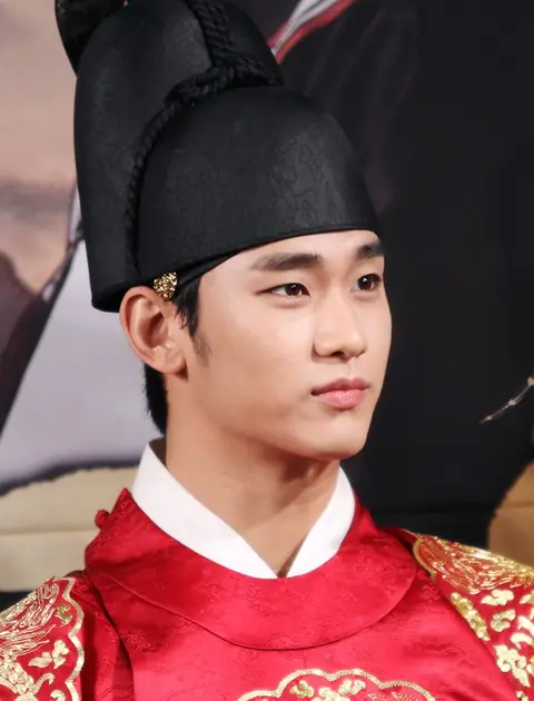 Kim Soo-hyun as Lee-hwon (Moon Embracing the Sun) 02.jpg