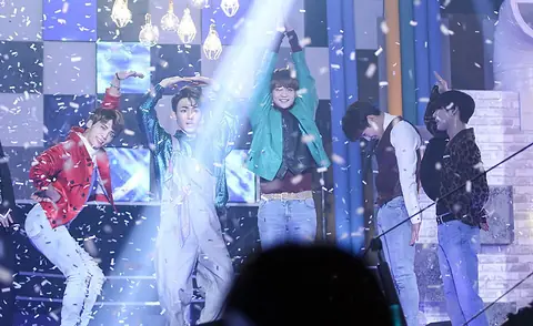 SHINee performing at MBC Gayo Daejejeon in December 2016.jpg