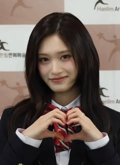 Leeseo of Ive at the HAHS Graduation Ceremony, January 8, 2026 (2).png