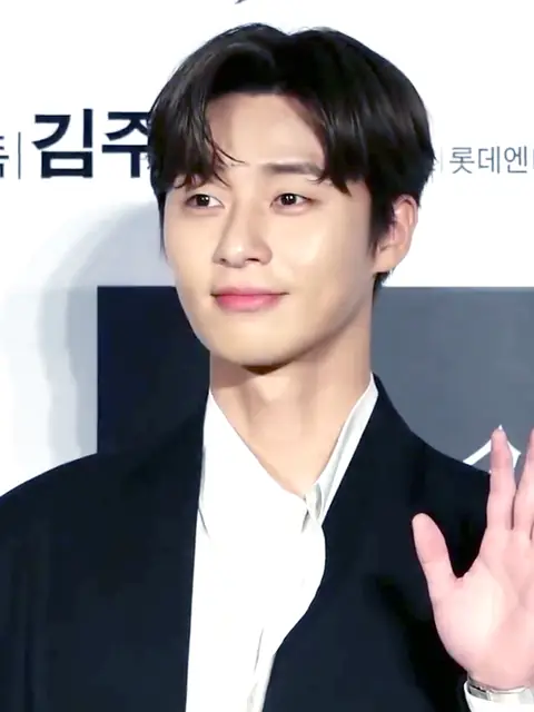 Park Seo-joon in June 2019.png