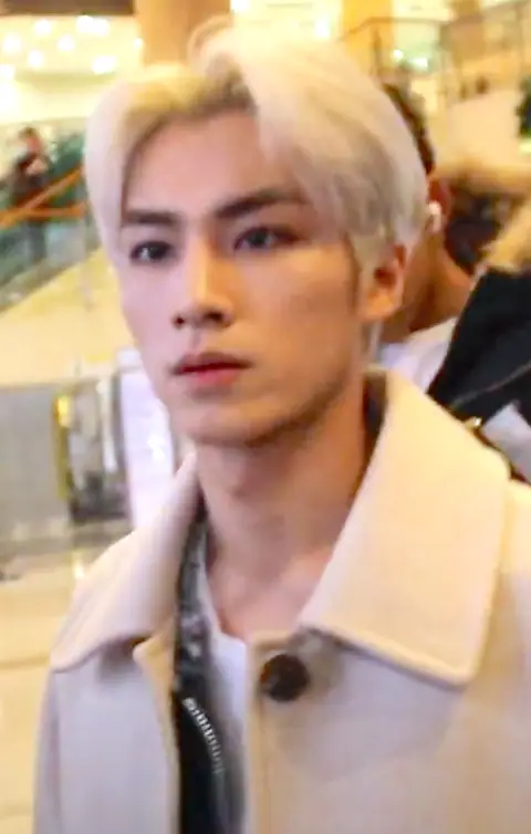 Xiaojun at Gimpo Airport3.png