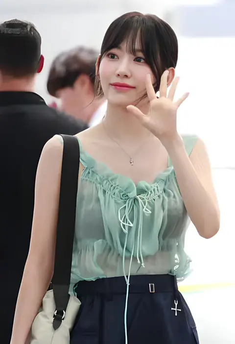 20230707 LE SSERAFIM's Miyawaki Sakura airport departure 06.jpg