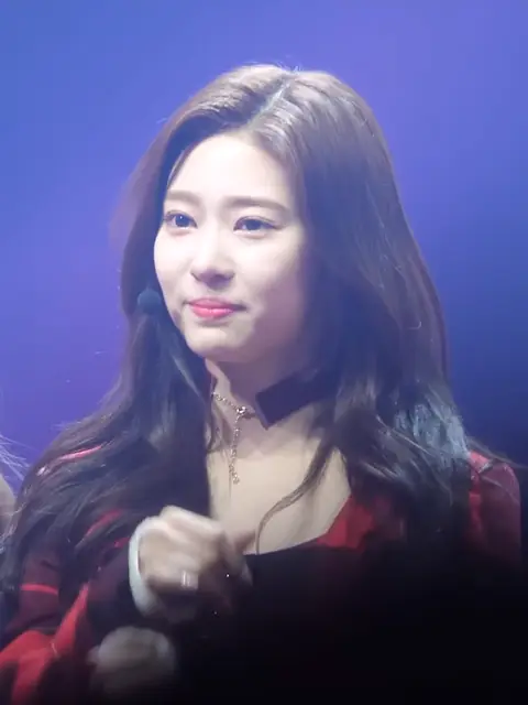 181029 IZ*ONE Minju 01.png