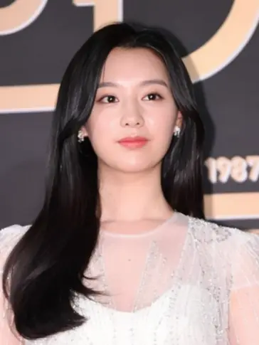 김지원 Kim Ji won - KBS Awards 2017.png