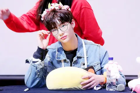 Hyunjin at a fansigning event on January 21, 2018 04.jpg