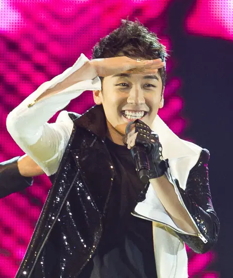 Seungri at a Big Show performance, 2011.jpg