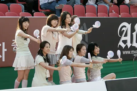 Girls' Generation at the 2008 beach volleyball competition in Jamsil 2.jpg