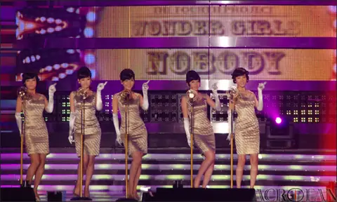 An image of the Wonder Girls on the stage, wearing identical clothes.