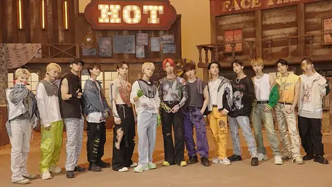 Seventeen di Juni 2022Kiri-Kanan: Woozi, Seungkwan, Mingyu, Jeonghan, Vernon, Hoshi, The8, Dino, Joshua, DK, Jun, Wonwoo dan S.Coups