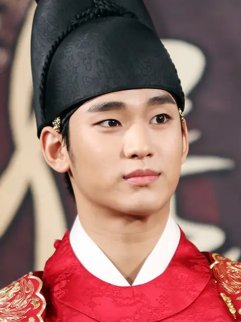 Kim Soo-hyun as Lee-hwon (Moon Embracing the Sun) 04.jpg
