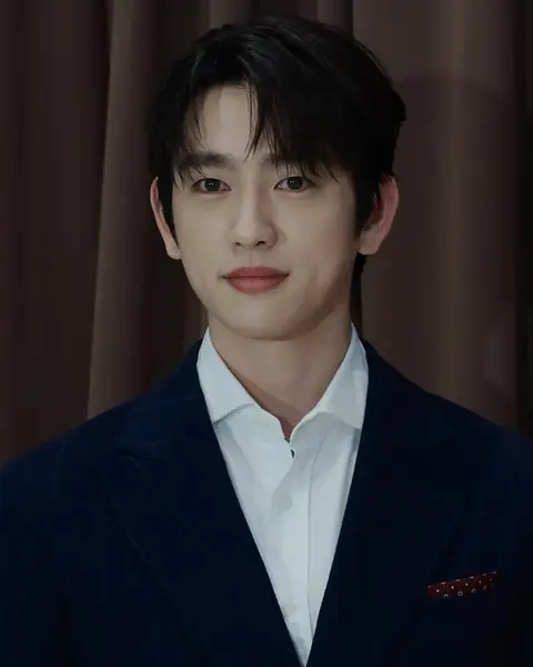 Park Jin-young at Brunello Cucinelli Photocall, 23 October 2025 04.jpg