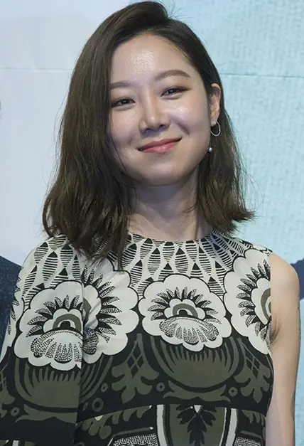 Gong Hyo-jin at "The Producers" press conference (May 2015).jpg