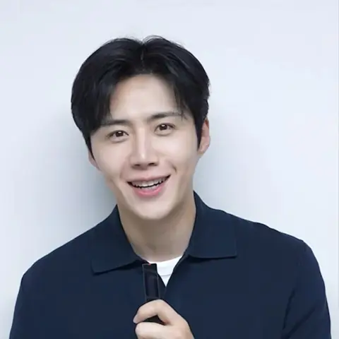 Kim Seon-ho smiling