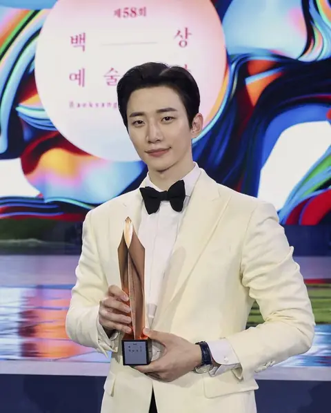 Lee Junho Baeksang Arts Awards 06May2022.jpg