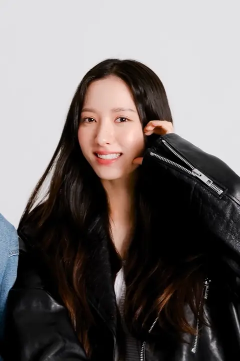 Marie Claire Korea Mterview Kim Ji-yeon & Woo Do-hwan (2) (cropped).png