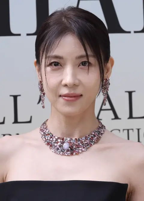 Ha posing for the press at Damiani photocall