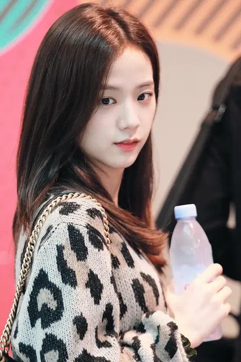 Kim Ji-soo at Incheon Airport to Japan on October 05, 2018 (15).png