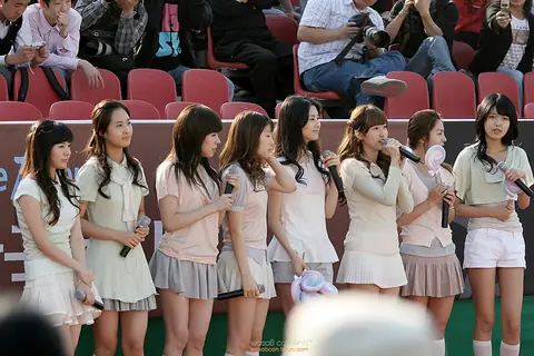Girls' Generation at the 2008 beach volleybal competition in Jamsil.jpg