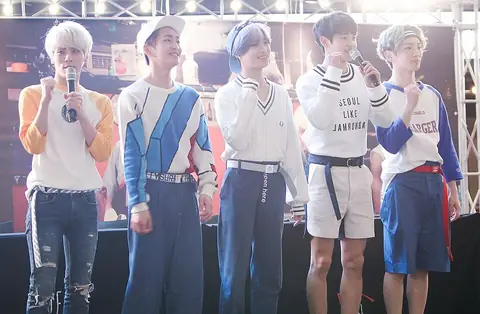 SHINee at a fansign at IFC Mall in Yeouido on May 2015.jpg
