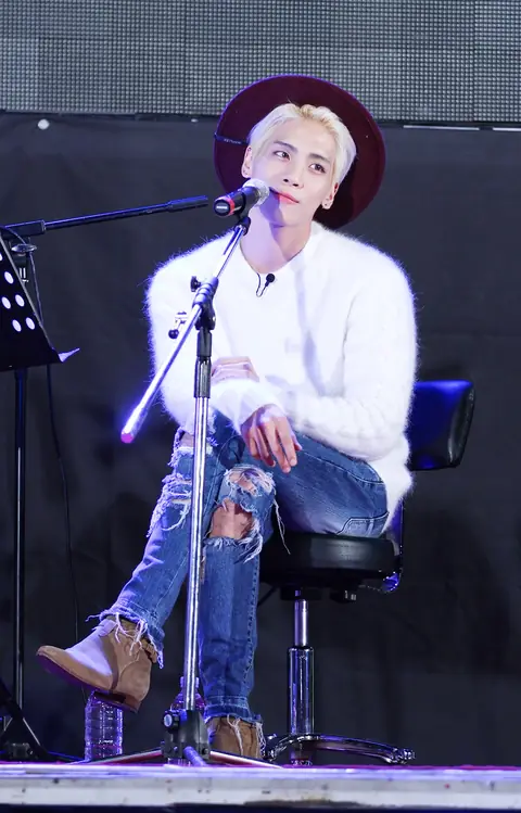 Jonghyun at Guerilla Date on September 18, 2015 02.jpg