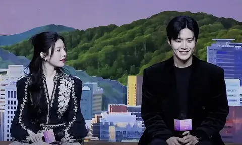 Go Youn-jung (left) and Kim Seon-ho (right) attended the series press conference on January 13, 2026