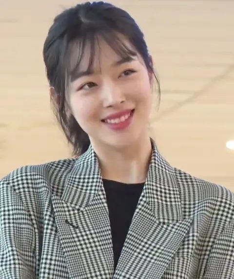 Sulli at Gimpo Airport on February 24, 2019.png