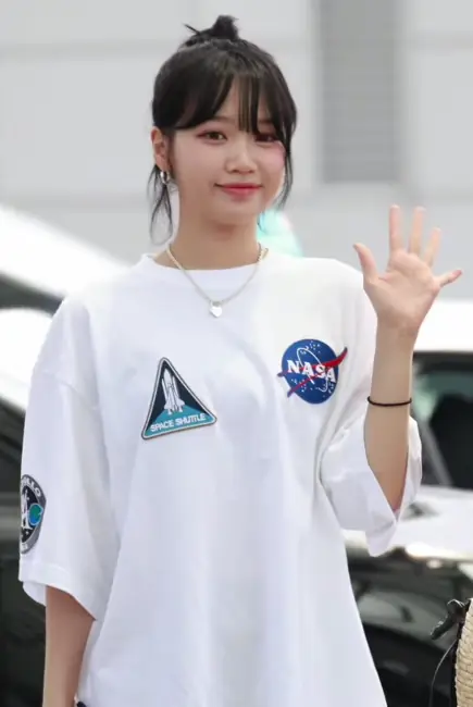 20230707 LE SSERAFIM's Kim Chae-won airport departure 02.png