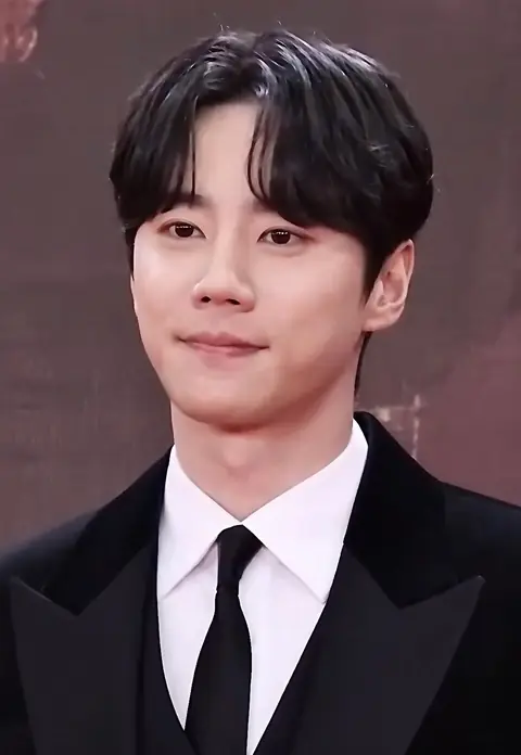 Lee Jun-young at the KBS Drama Awards in December 2025.jpg