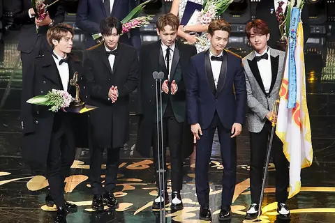Shinee during the 2016 Korean Popular Culture and Arts Awards 03.jpg