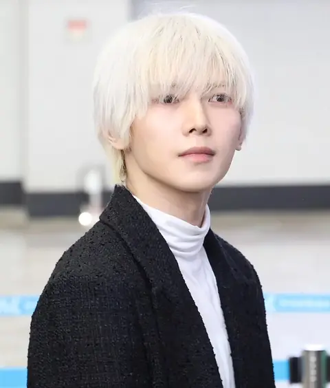 2025-12-12_ATEEZ_at_Gimpo_International_Airport_05_(cropped)