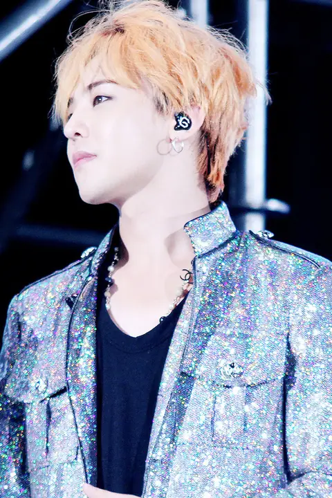 G-Dragon on Infinite Challenge Yeongdong Expressway Music Festival - 4 (cropped).jpg