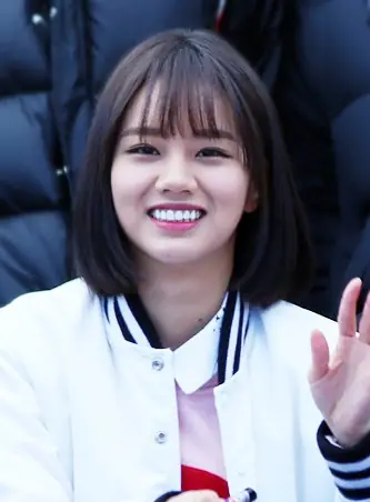 Lee Hye-ri at a fansigning event for "Reply 1988", 25 January 2016.jpg