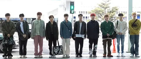 ไซเกอส์ในเดือนมีนาคม 2023จากซ้ายไปขวา: จินซิก, ฮย็อนอู, ฮันเตอร์, มินแจ, ยูจุน, จุนมิน, เยชัน, ซูมิน, ช็องฮุน และเซอึน