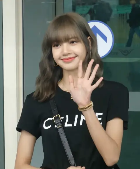 Blackpink Lisa 190621 2.png