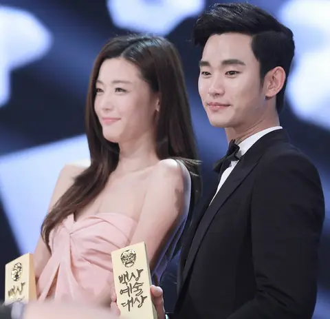 Jun Ji-hyun&Kim Soo-hyun 2014 PaekSang Arts Awards02.jpg