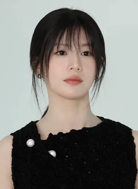 Go Youn-jung in black dress