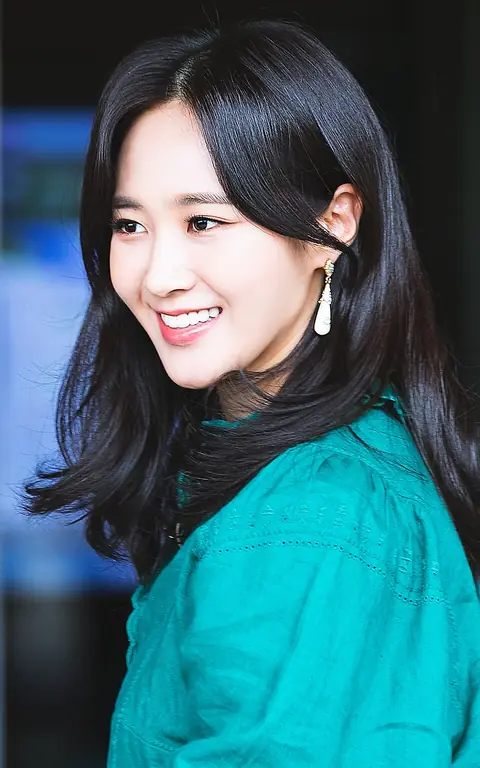 Kwon Yu-ri going to a Happy Together recording in July 2017.jpg