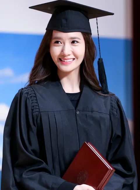 YoonA at Dongguk University Graduation Ceremony 02.jpg