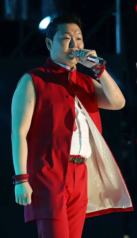 PSY(싸이) at 2015 Summer K-POP Festival.jpg