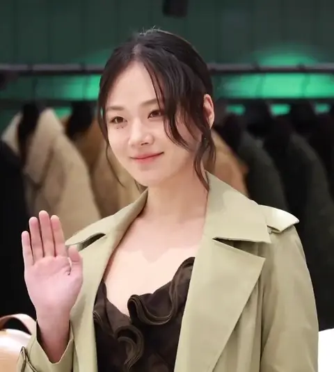 Bibi for Burberry, February 2025 01.png