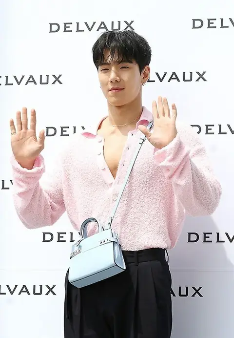 Shownu at Delvaux in May 2023.jpg