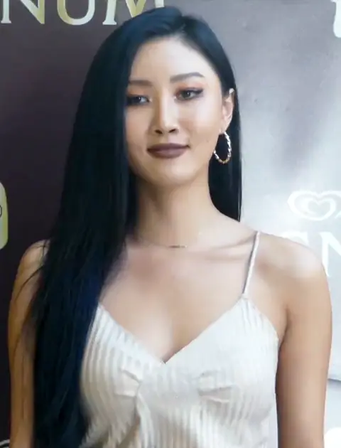 180615 Hwasa at the MAGNUM Pleasure Store opening (3).png
