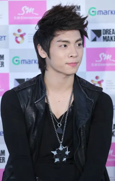 Jong Hyun at the SHINee World Concert Press Conference 04.jpg