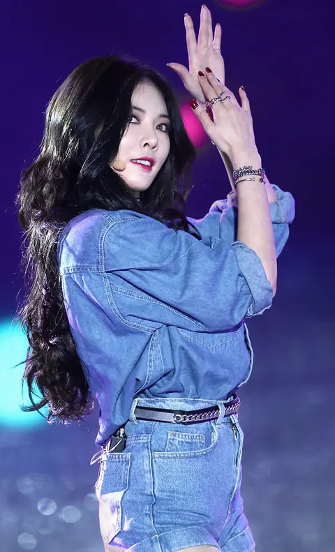 Hyuna performing at 2014 Hallyu Dream Concert.jpg
