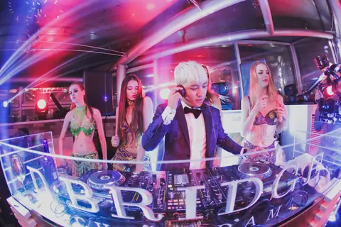 Seungri During Gatsby's Fantastic Festival - 2.jpg
